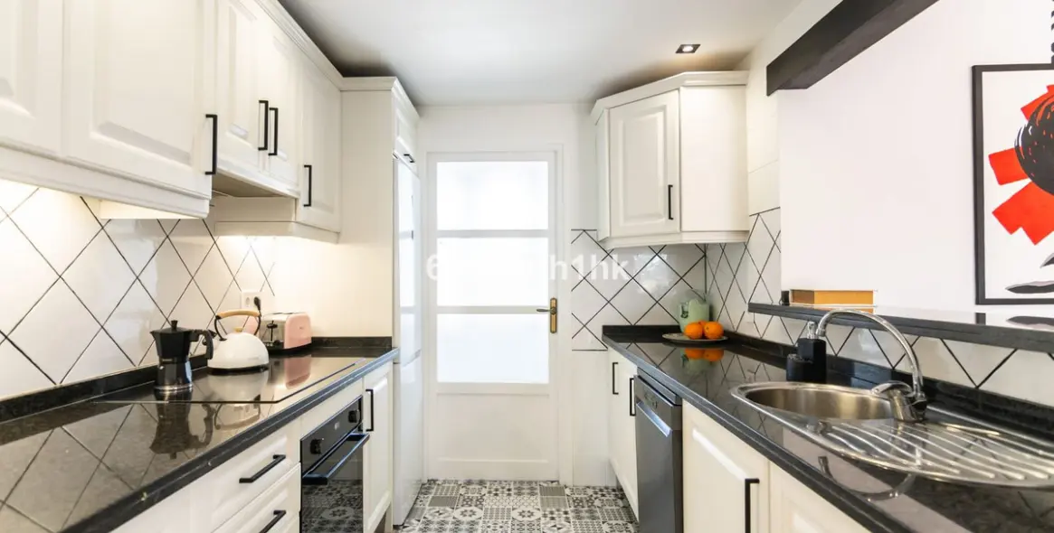 Sale of penthouse in El Paraiso 8