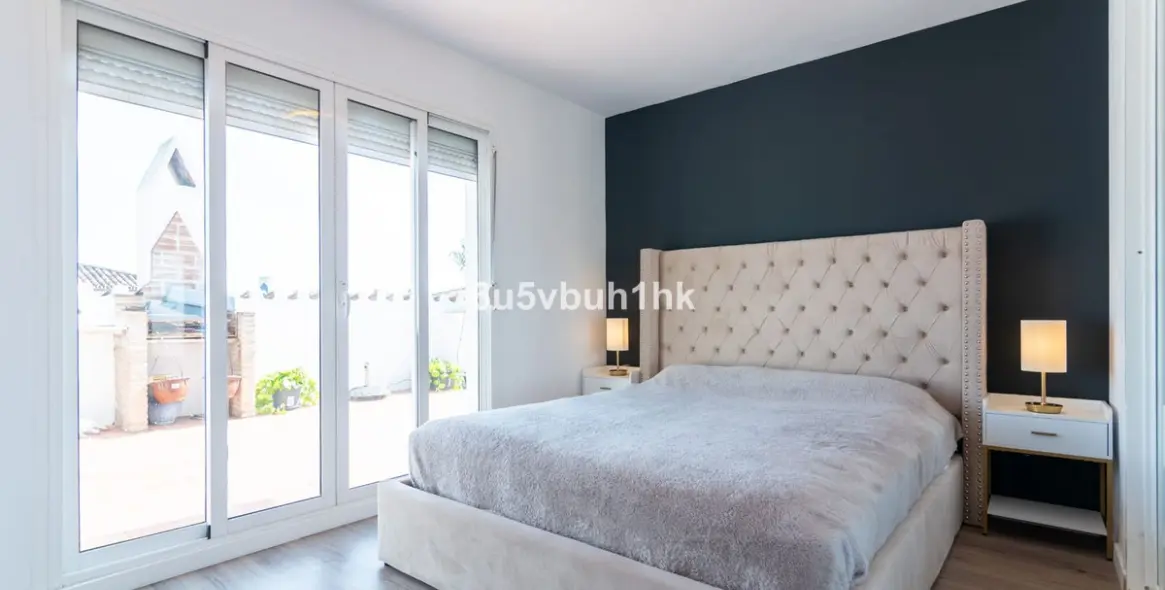 Sale of penthouse in El Paraiso 14