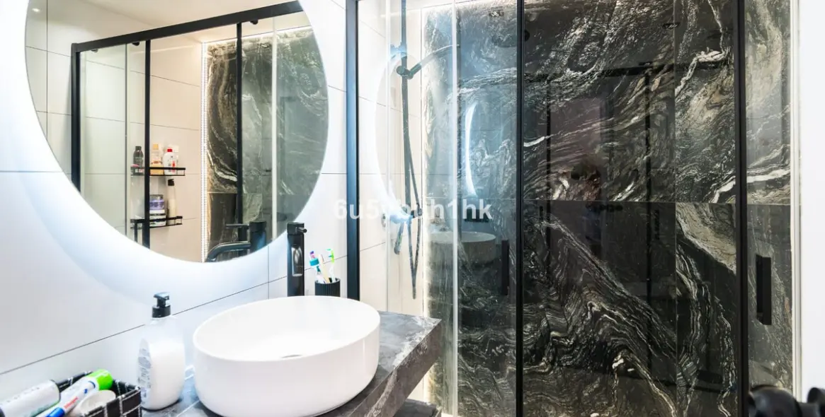 Sale of penthouse in El Paraiso 18