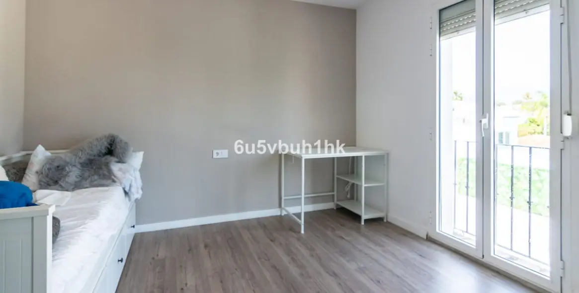 Sale of penthouse in El Paraiso 19