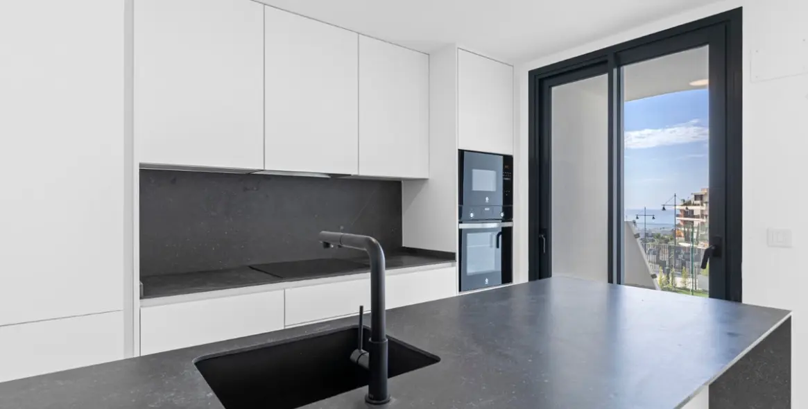 Sale of middle floor apartment in El Higueron 16