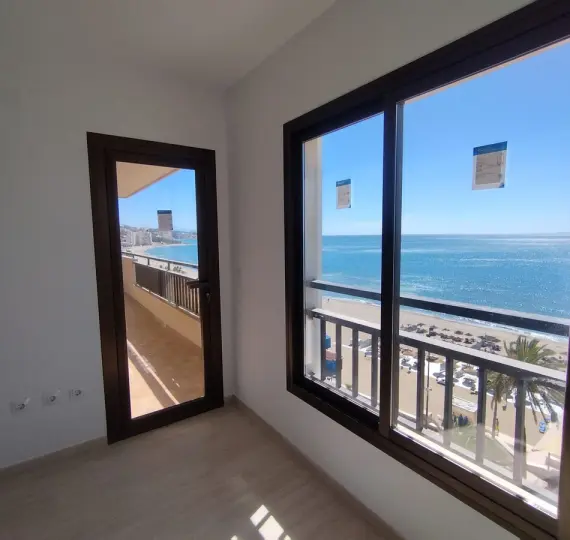 Sale of middle floor apartment in Fuengirola