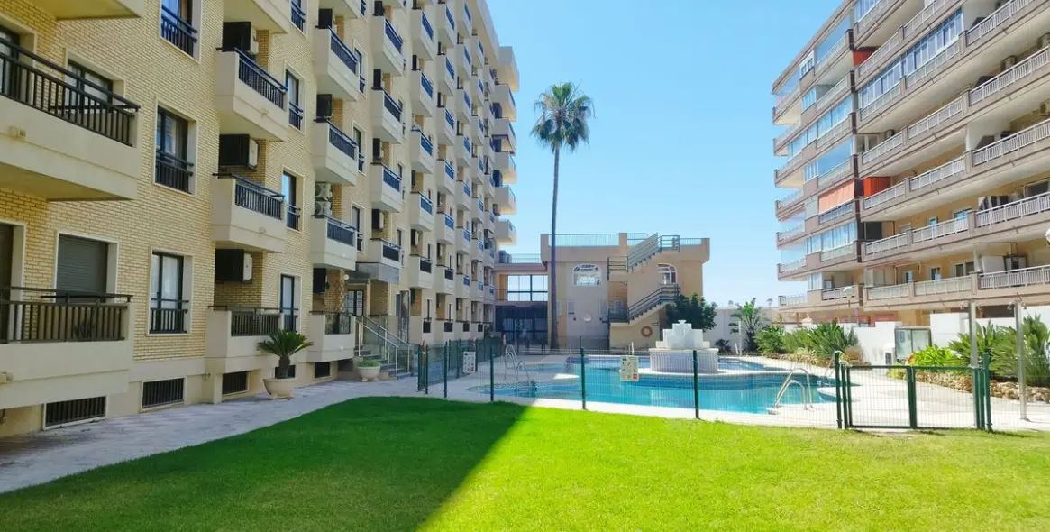 Sale of middle floor apartment in Fuengirola 19