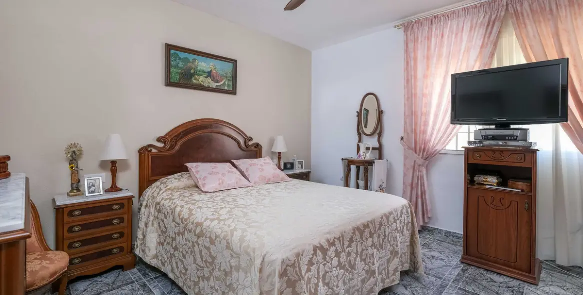 Sale of detached villa in El Coto 6