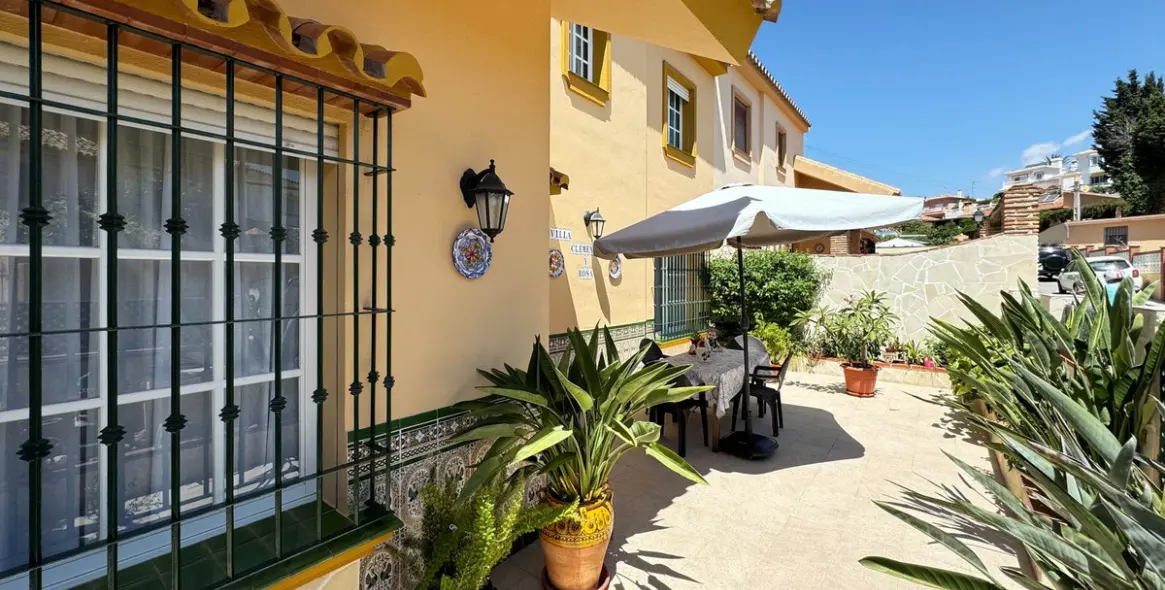 Sale of detached villa in El Coto 10