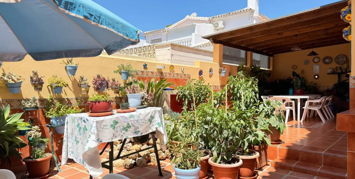 Sale of detached villa in El Coto 12