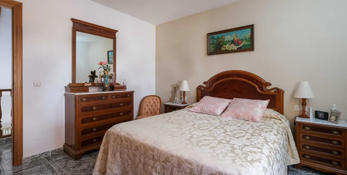 Sale of detached villa in El Coto 14