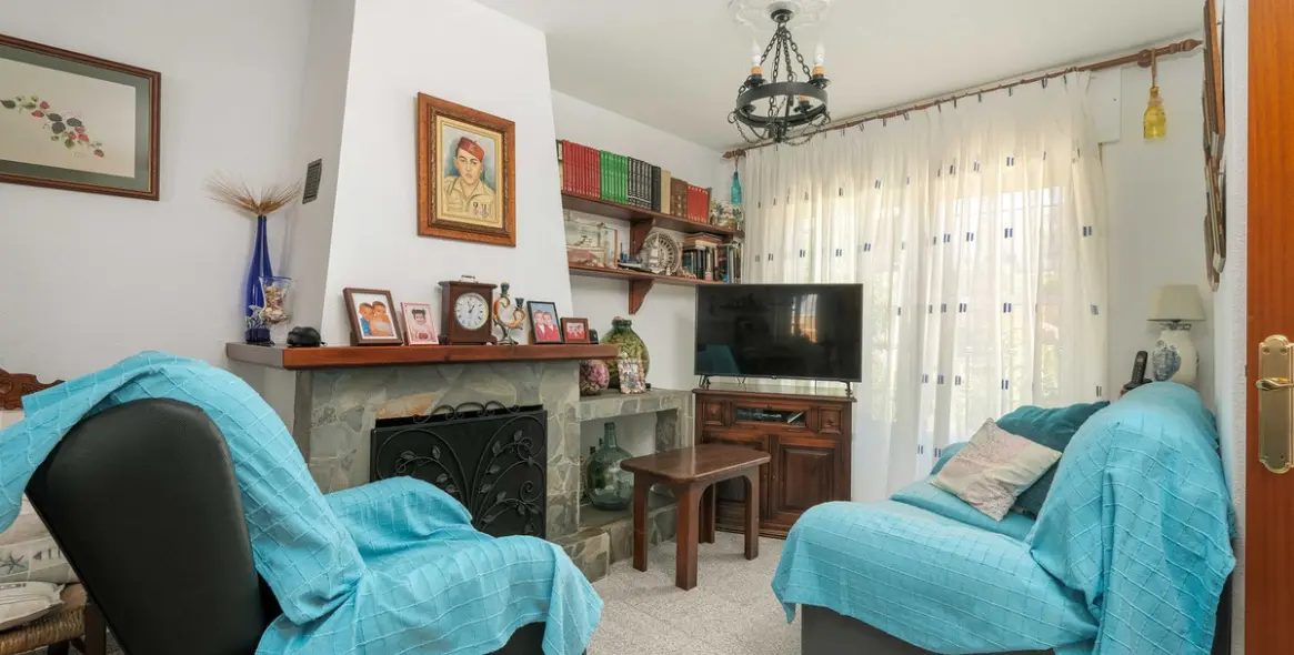 Sale of detached villa in El Coto 15