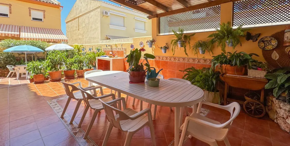 Sale of detached villa in El Coto 16