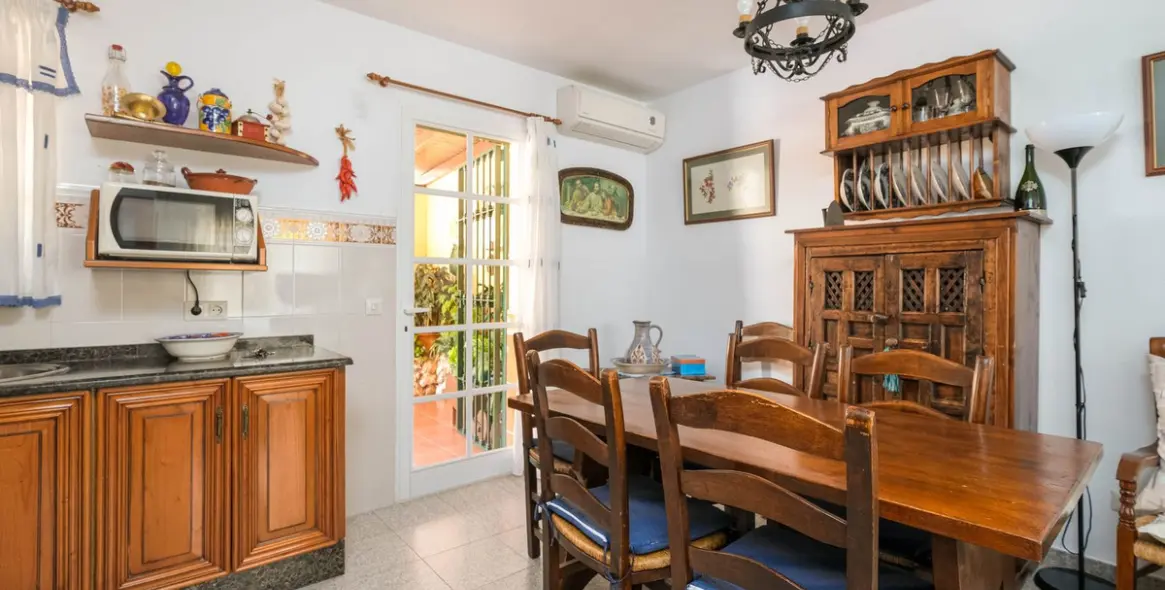 Sale of detached villa in El Coto 18