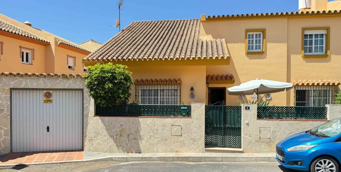 Sale of detached villa in El Coto 19