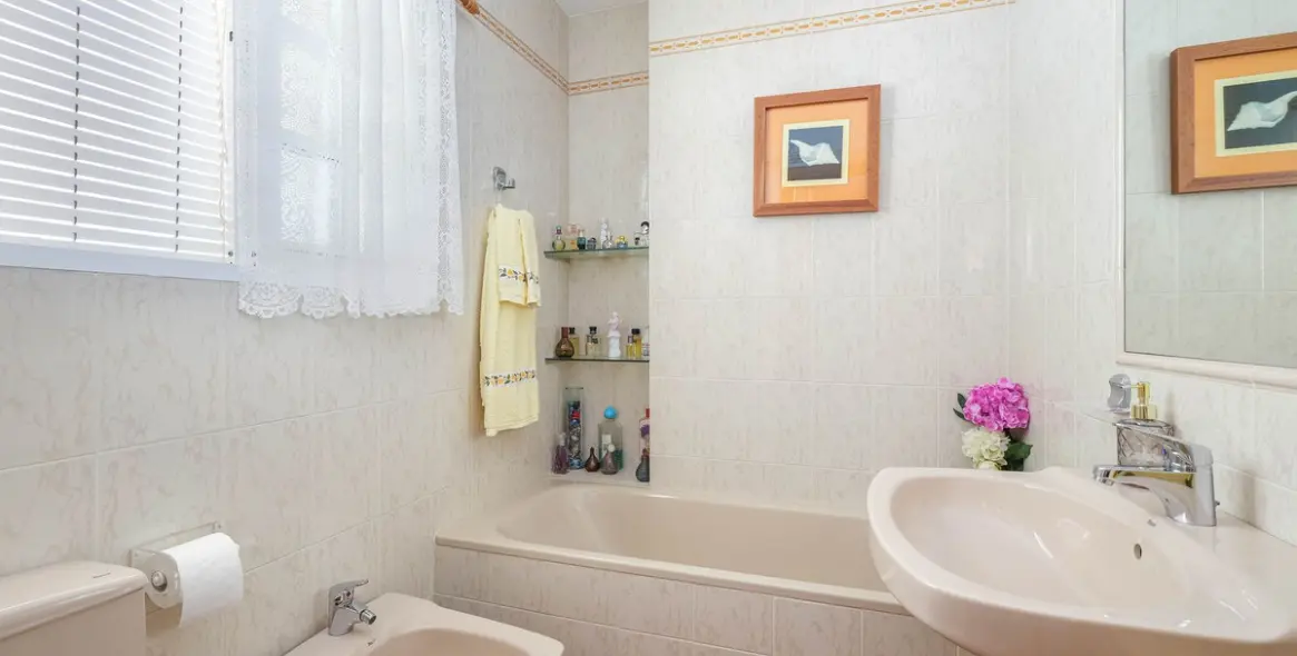 Sale of detached villa in El Coto 20