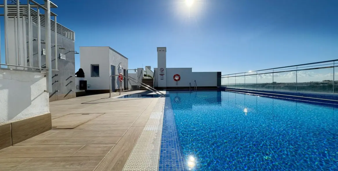 Venta de apartamento en planta media en Nueva Andalucía 1