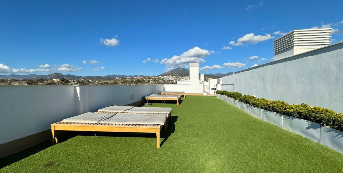 Venta de apartamento en planta media en Nueva Andalucía 3