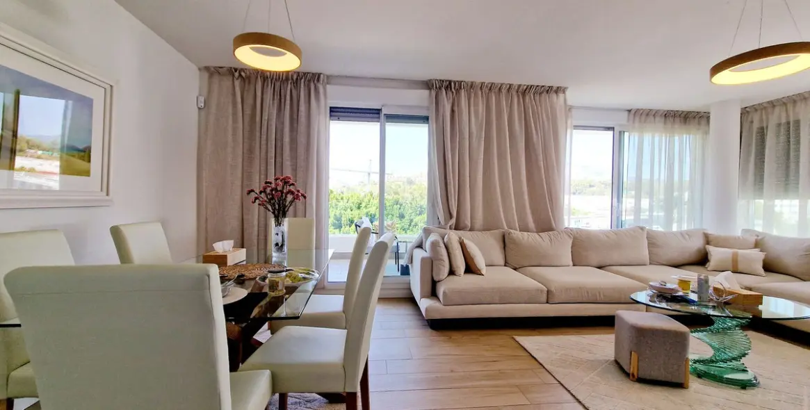 Venta de apartamento en planta media en Nueva Andalucía 4