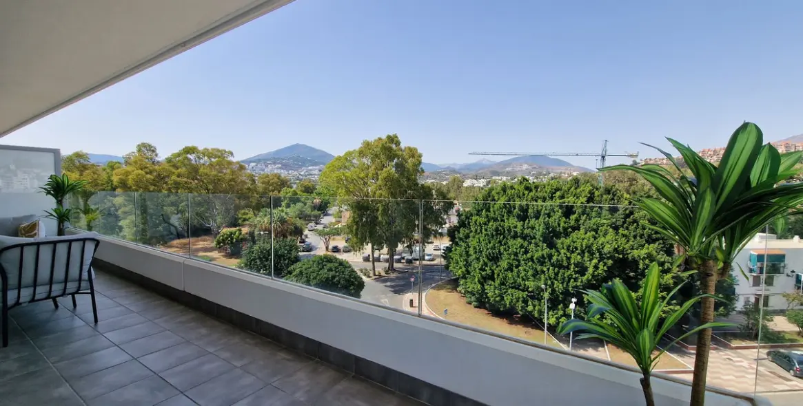 Venta de apartamento en planta media en Nueva Andalucía 11