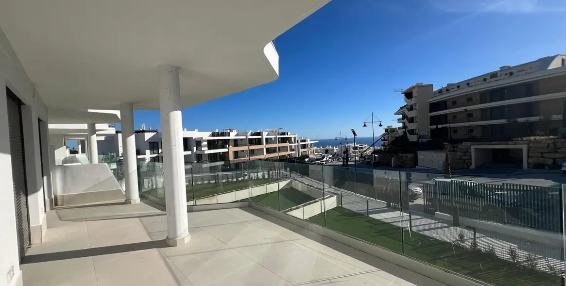 Sale of middle floor apartment in Fuengirola 1
