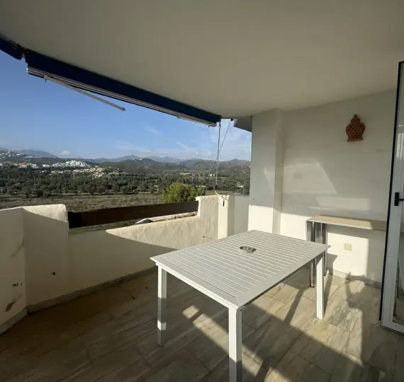 Продажа апартаментов на среднем этаже в Las Chapas