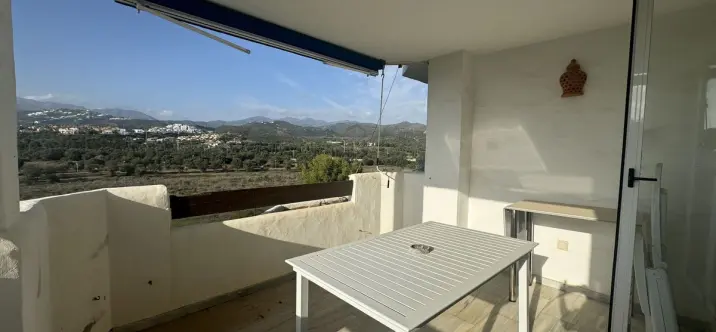 Продажа апартаментов на среднем этаже в Las Chapas 0