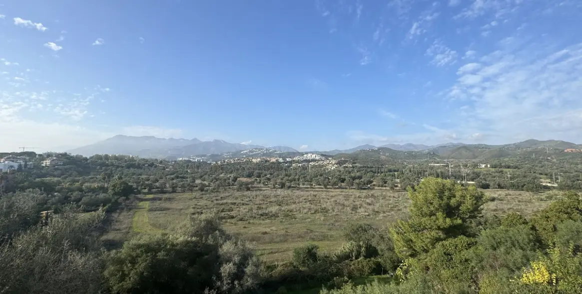 Продажа апартаментов на среднем этаже в Las Chapas 2