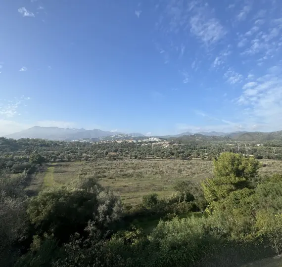 Продажа апартаментов на среднем этаже в Las Chapas