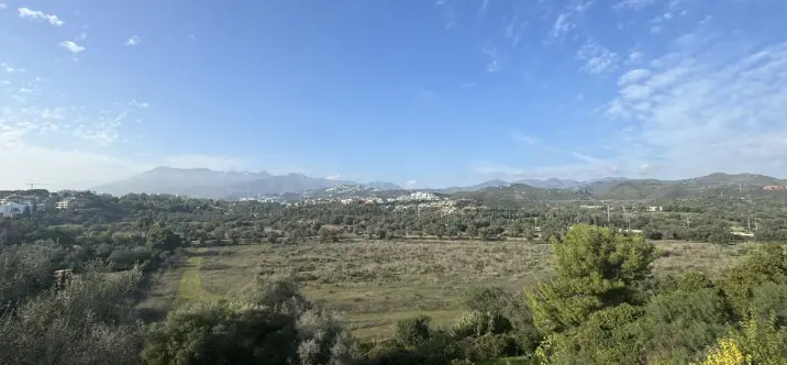 Продажа апартаментов на среднем этаже в Las Chapas 1