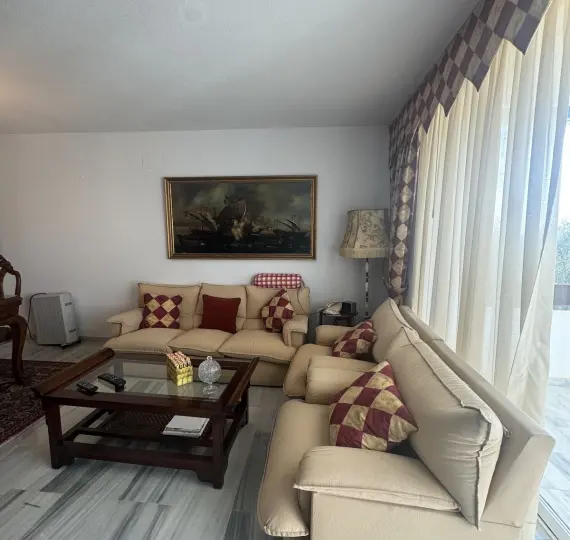 Продажа апартаментов на среднем этаже в Las Chapas