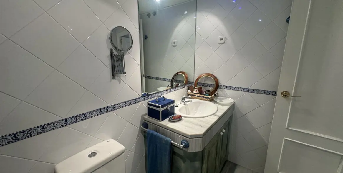 Продажа апартаментов на среднем этаже в Las Chapas 17