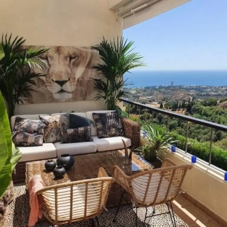 Venta de apartamento en planta media en Los Monteros