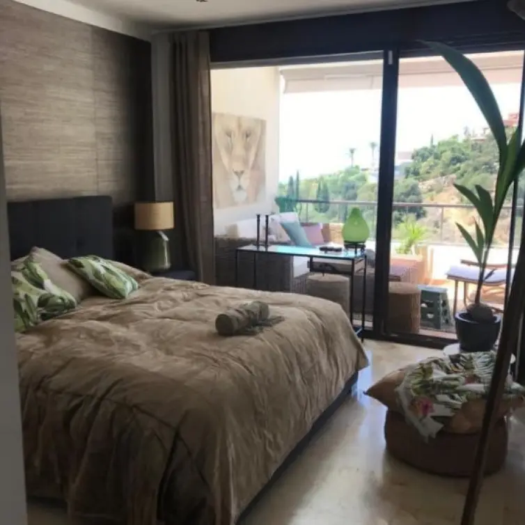 Venta de apartamento en planta media en Los Monteros