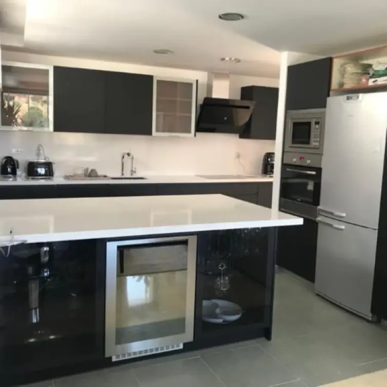 Venta de apartamento en planta media en Los Monteros