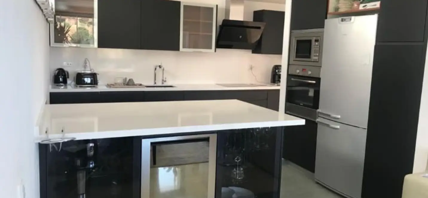 Venta de apartamento en planta media en Los Monteros 4