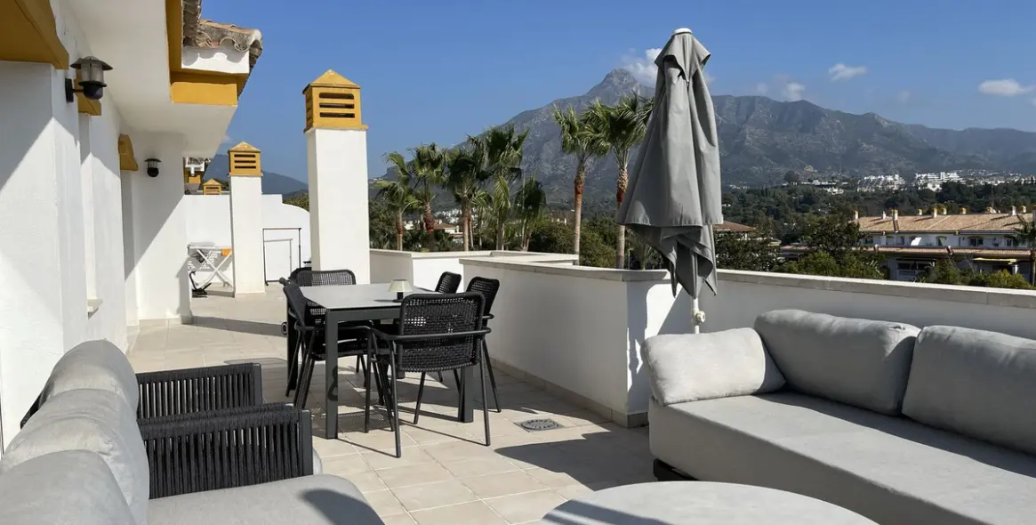 Sale of penthouse in Nueva Andalucía 1