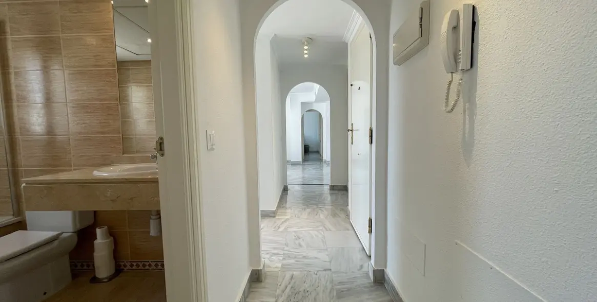 Sale of penthouse in Nueva Andalucía 25