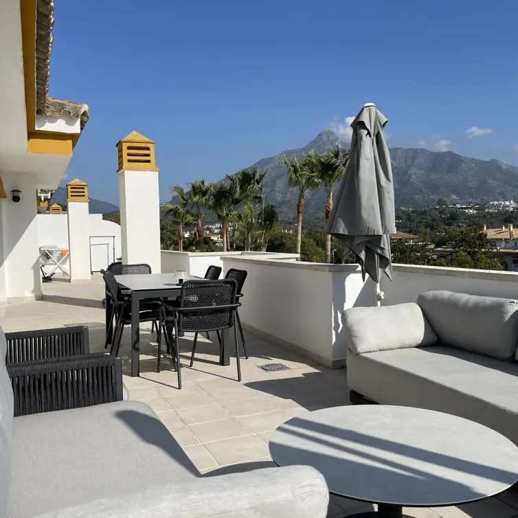 Sale of penthouse in Nueva Andalucía