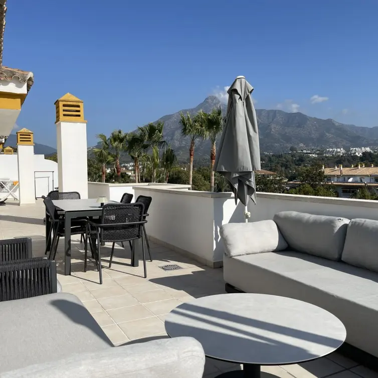 Sale of penthouse in Nueva Andalucía