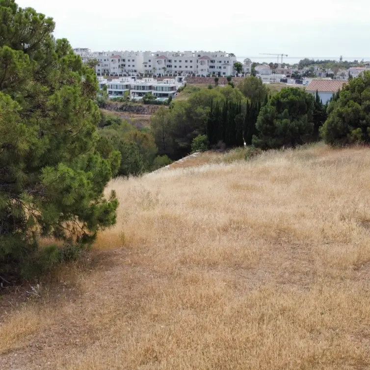Sale of residential plot in Selwo