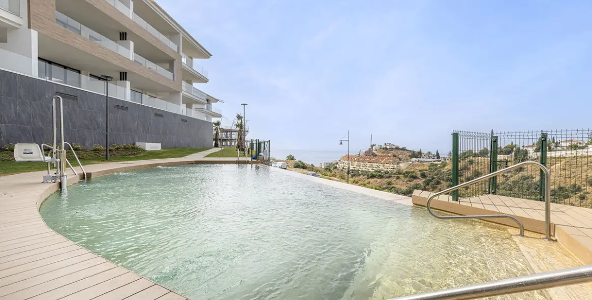 Sale of middle floor apartment in Fuengirola 1
