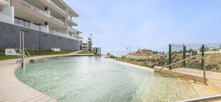 Sale of middle floor apartment in Fuengirola 0