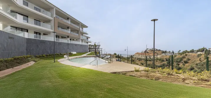 Sale of middle floor apartment in Fuengirola 1