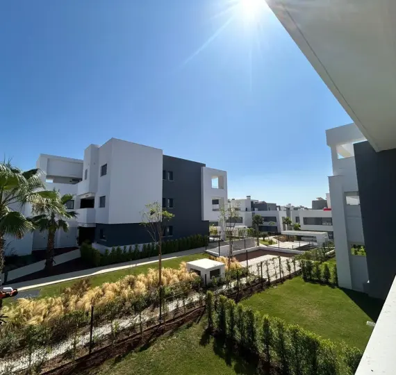 Sale of middle floor apartment in Estepona