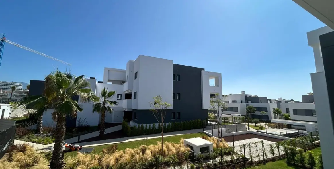 Sale of middle floor apartment in Estepona 2