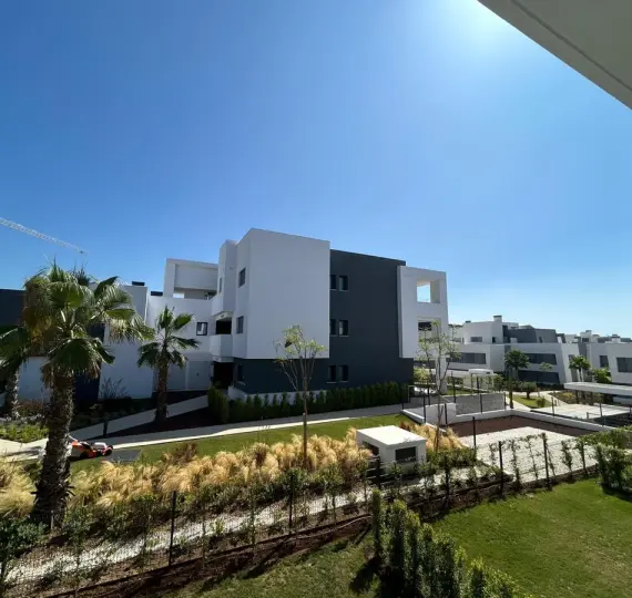 Sale of middle floor apartment in Estepona
