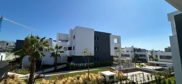 Sale of middle floor apartment in Estepona 1