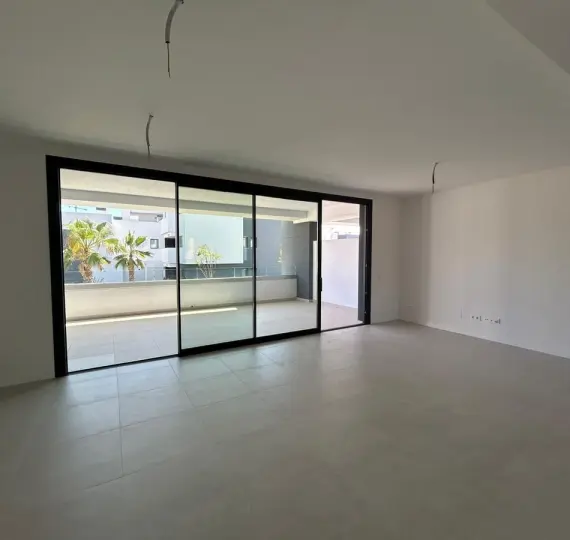 Sale of middle floor apartment in Estepona