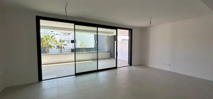 Sale of middle floor apartment in Estepona 4