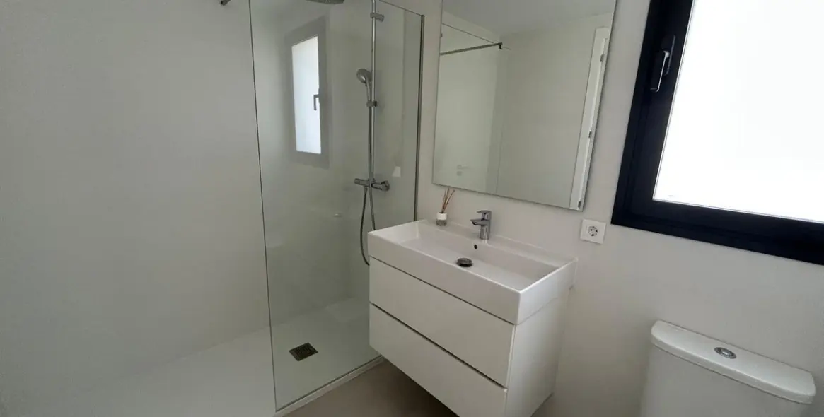 Sale of middle floor apartment in Estepona 11