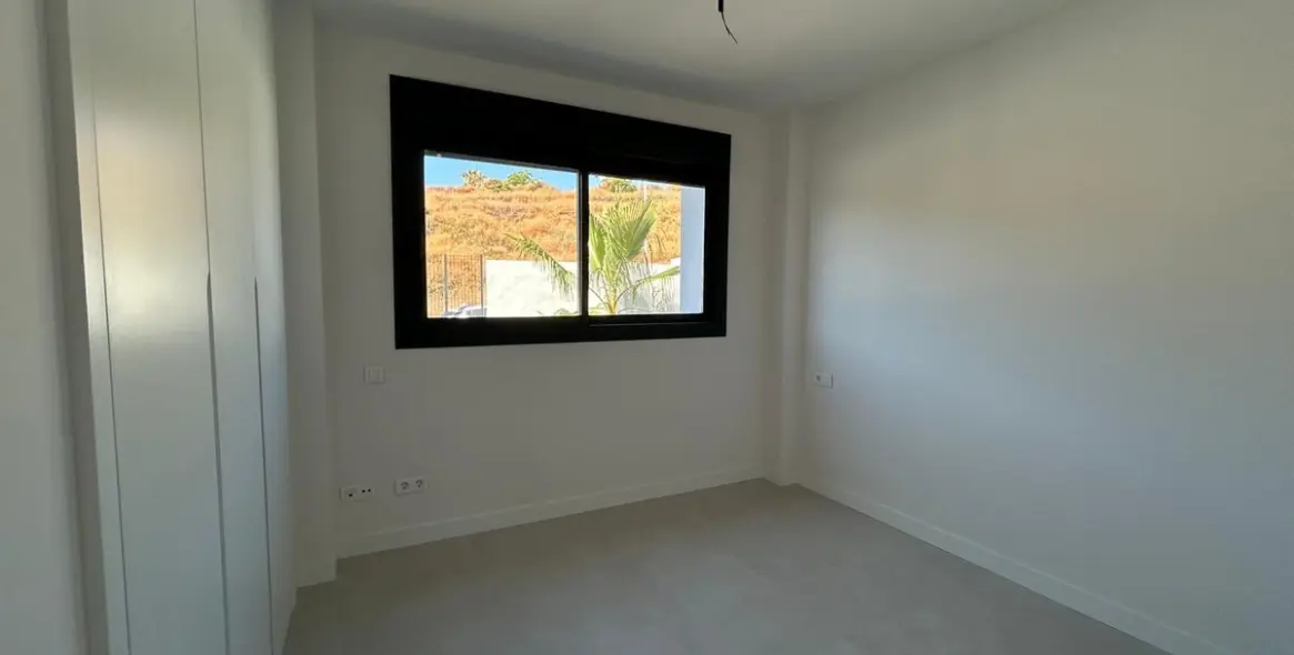 Sale of middle floor apartment in Estepona 14