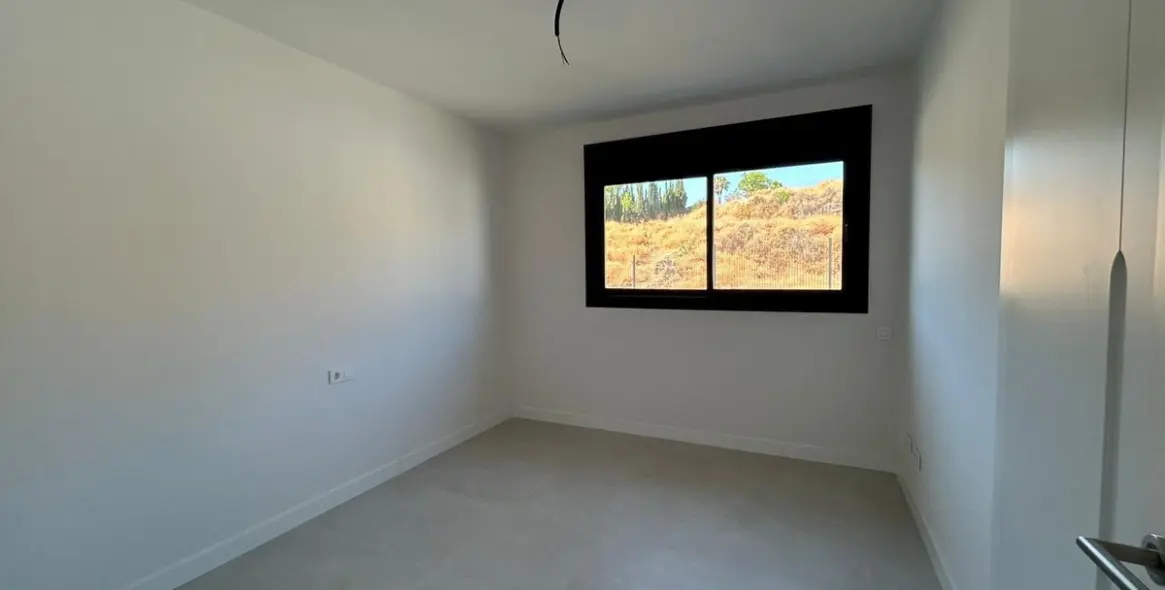 Sale of middle floor apartment in Estepona 15