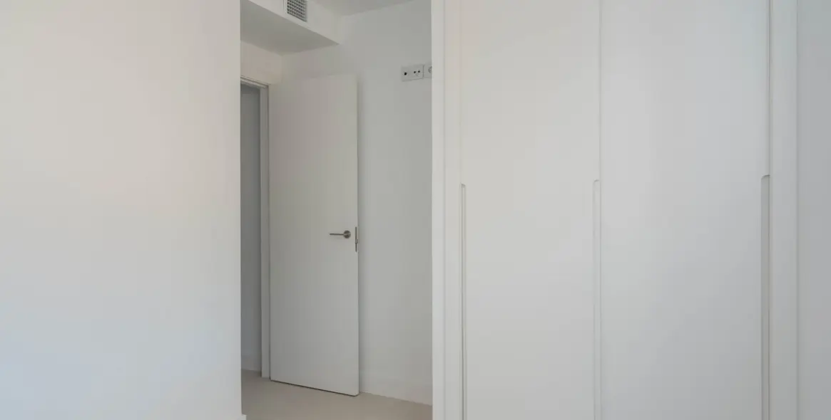 Sale of middle floor apartment in Fuengirola 12